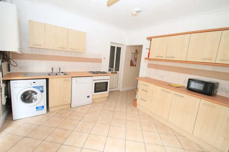 Victoria Terrace, LN1 1HZ - 4 Bed - Thumbnail 3